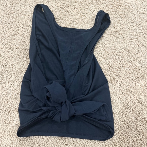 black fabletics athletic tank - Picture 3 of 4